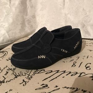 Women’s Classique Navy Blue Suede Shoe